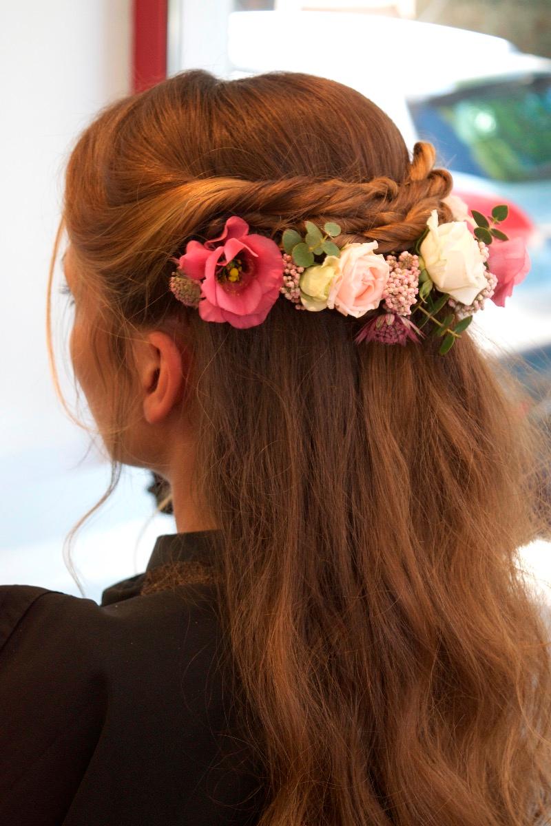 Coiffure de mariage Boeme avec fleurs, resultat final