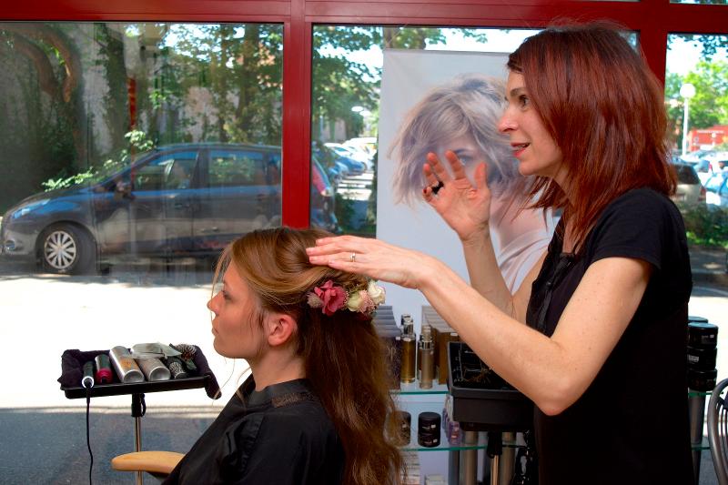 Coiffure de mariage avec fleurs, mise en place, discussion