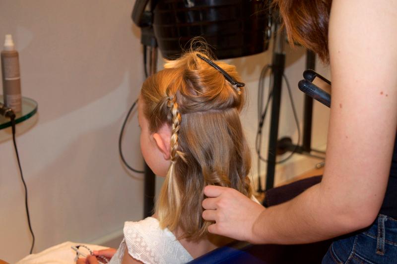 Coiffure de mariage ou de soiree enfant, mise en place