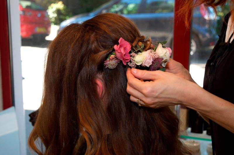 Coiffure de mariage avec fleurs, mise en place