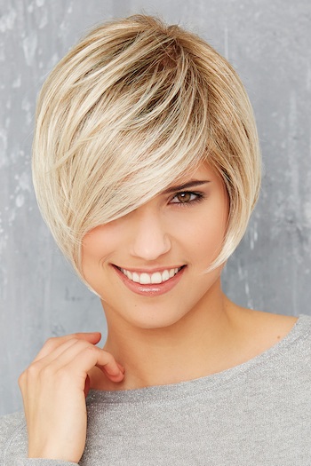 Perruque cheveux courts raides blonds fibres portrait