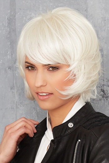 Perruque cheveux courts raides blonds fibres portrait