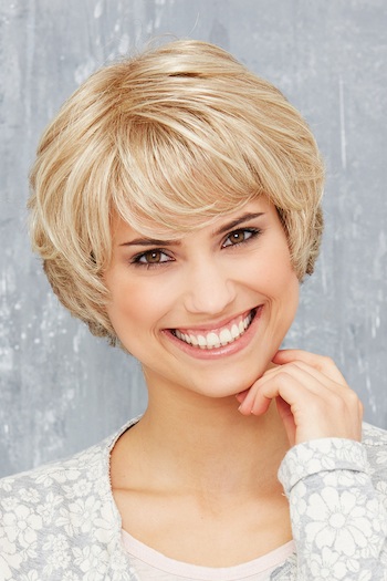 Perruque cheveux courts raides blonds fibres portrait