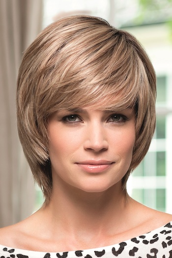 Perruque cheveux courts raides blonds naturels portrait