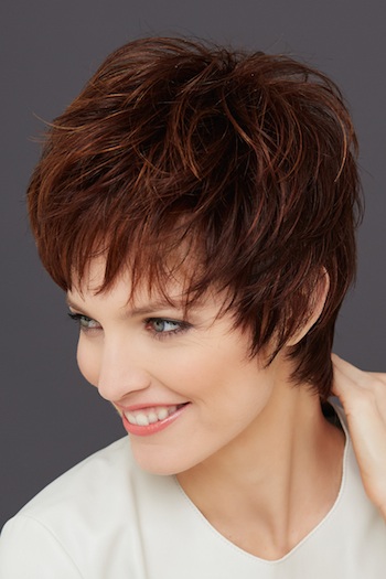 Perruque cheveux courts decoiffes marron-acajous fibres portrait